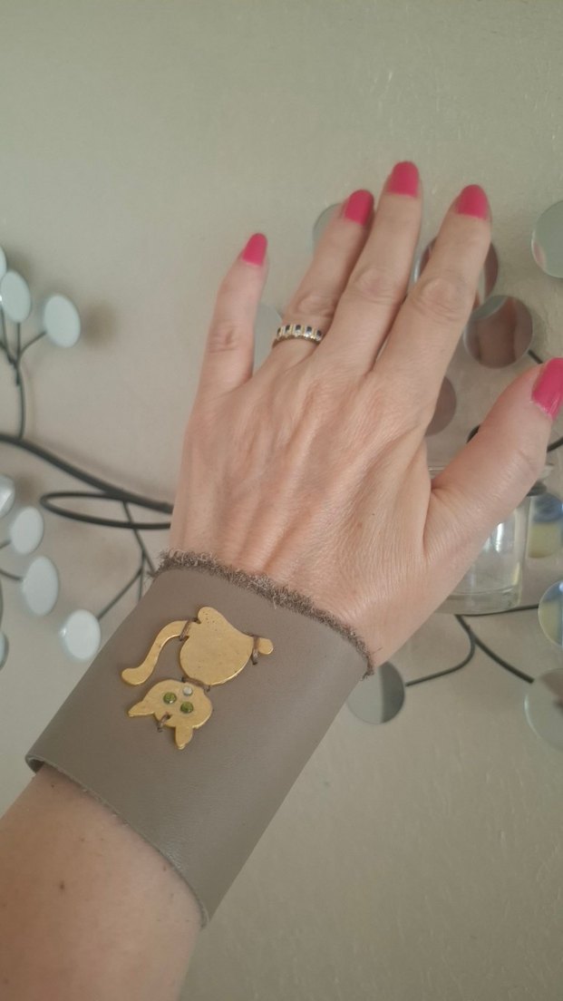 Kum Rengi Kedi Figürlü Deri Bileklik - Görsel 3