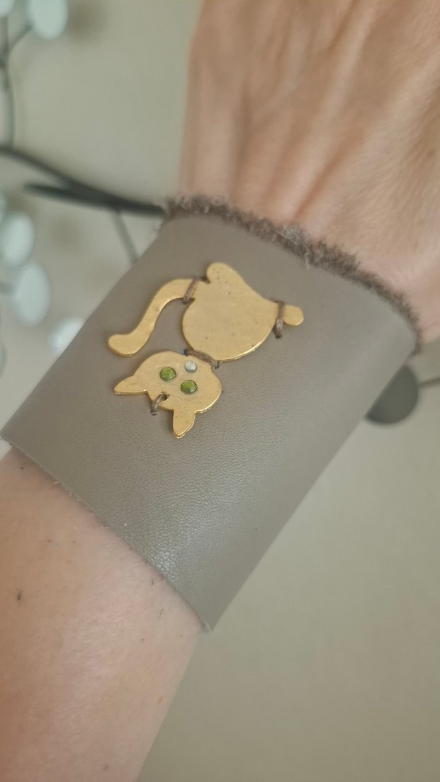 Kum Rengi Kedi Figürlü Deri Bileklik - Görsel 4