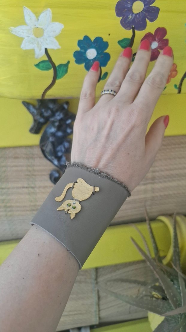 Kum Rengi Kedi Figürlü Deri Bileklik - Görsel 2