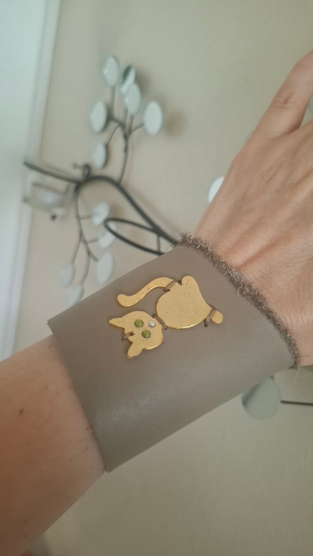 Kum Rengi Kedi Figürlü Deri Bileklik - Görsel 5