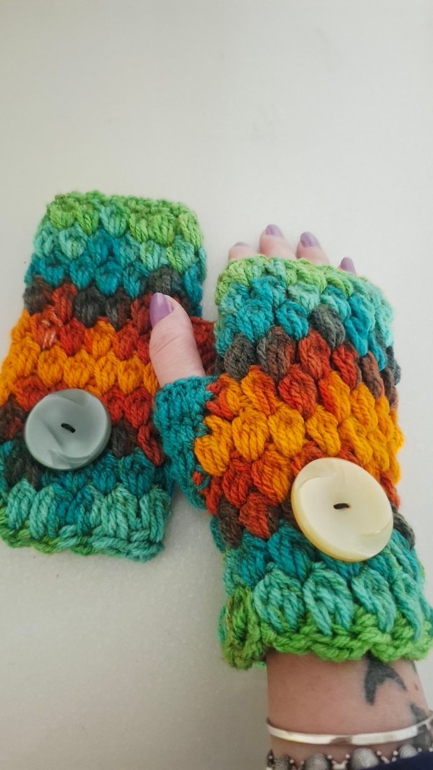 Gökkuşağı Renklerinde Düğmeli Örgü Tasarım Eldiveni - Görsel 3