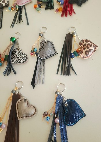 Kalp Montürlü Deri Püsküllü Kadın Anahtarlık - Görsel 3