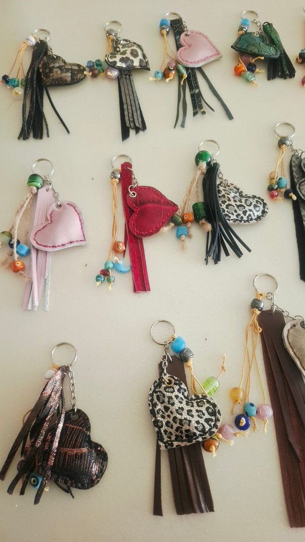 Kalp Montürlü Deri Püsküllü Kadın Anahtarlık - Görsel 2