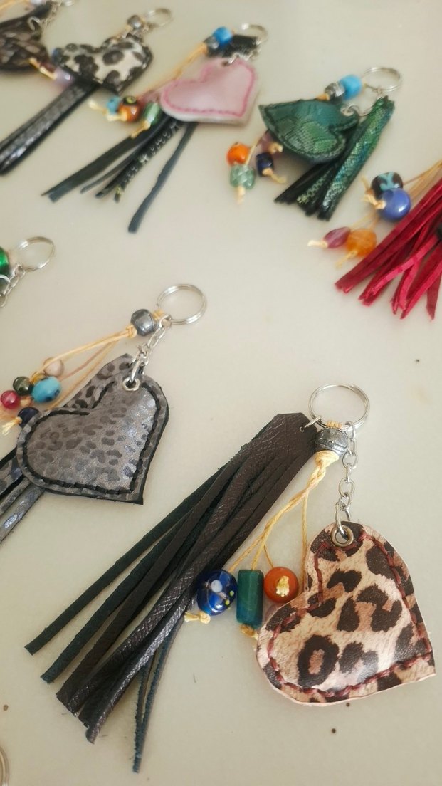 Kalp Montürlü Deri Püsküllü Kadın Anahtarlık - Görsel 4