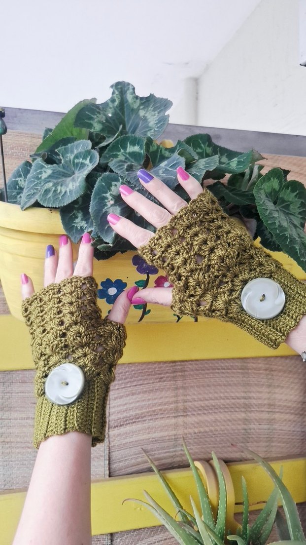 Yağ Yeşili Düğmeli Örgü Eldiveni - Hippi Tarzı - Görsel 3