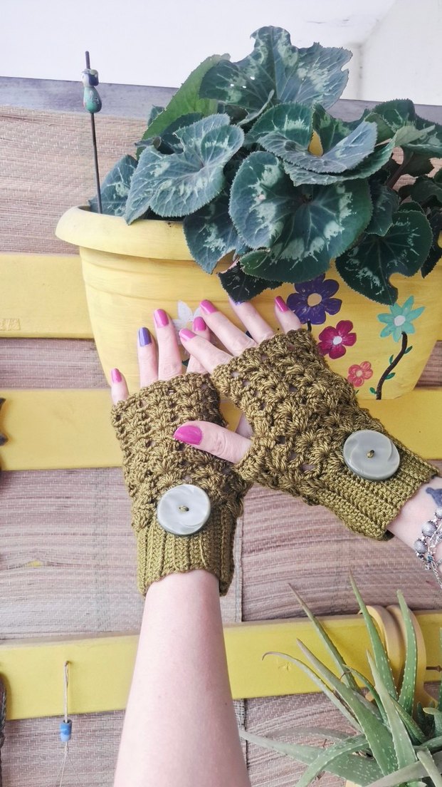 Yağ Yeşili Düğmeli Örgü Eldiveni - Hippi Tarzı - Görsel 2