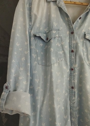 Düğmeli Açık Mavi Denim Kadın Gömlek - Görsel 3