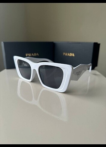 Prada Prada güneş gözlüğü 