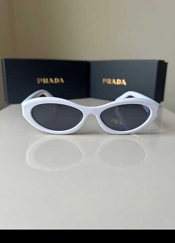  Beden Prada güneş gözlüğü 