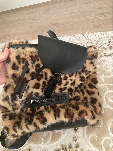 Leopar desenli sırt çantası