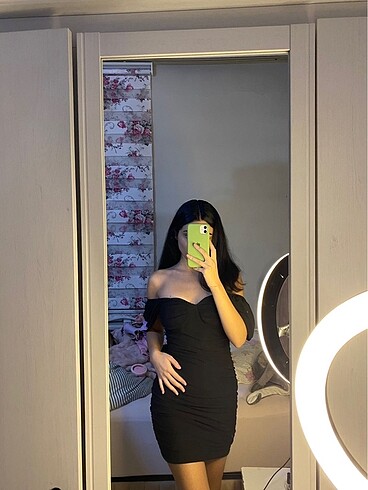 Siyah kolları tül detaylı mini elbise