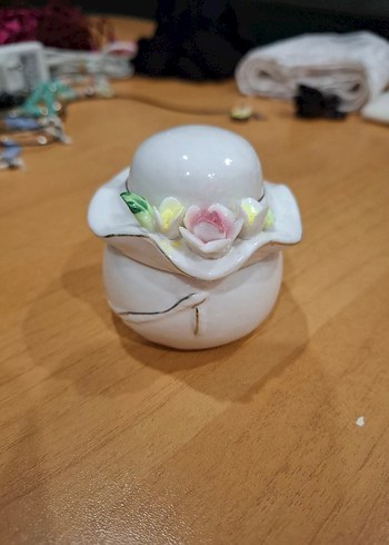 Damgalı capodimonte mücevher kutusu.