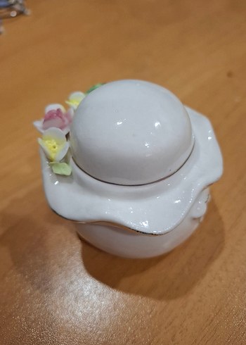 Beden Damgalı capodimonte mücevher kutusu.