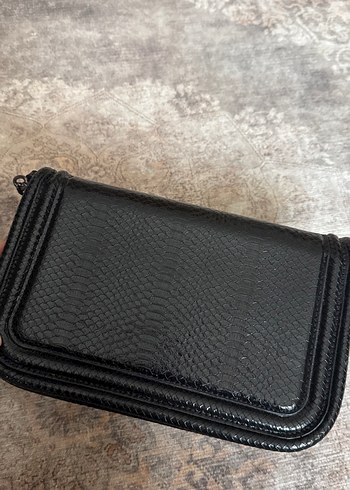 Zara Zincir Detaylı Siyah Yılan Desenli Deri Çanta