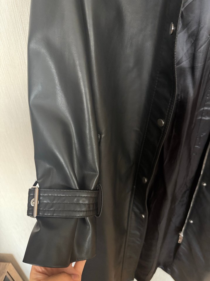 Düğmeli Siyah Deri Uzun Ceket - Görsel 3