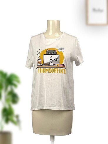 Diğer T-shirt %70 İndirimli.