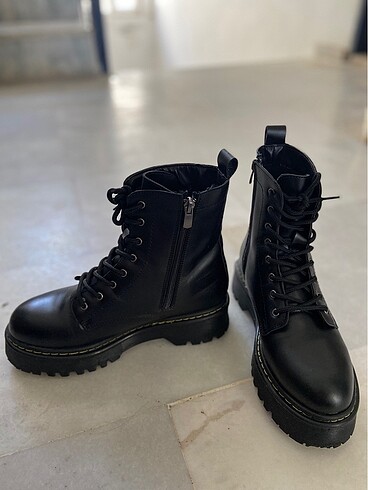 Yan fermuarlı deri postal bot