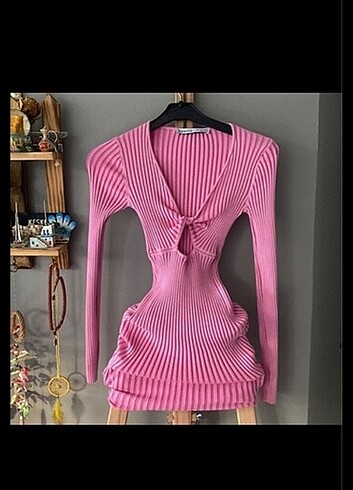Pembe dekolteli elbise 