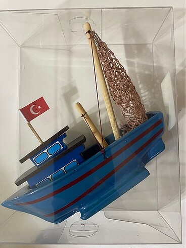 Bayraklı Mavi Gemi