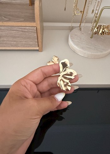 Zara Altın Renkli Çiçek Desenli Midi Küpe