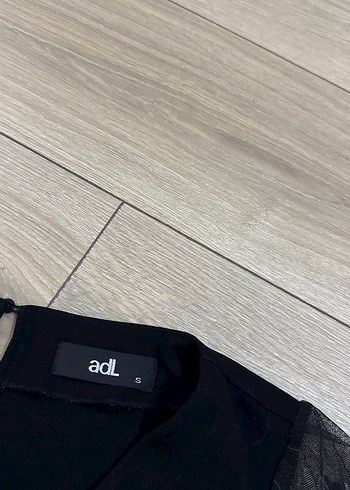 Adl marka Dantel Detaylı Siyah V Yaka Kısa Kollu Bluz - Görsel 4