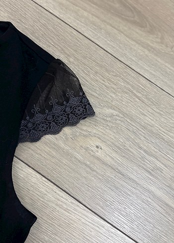 Adl marka Dantel Detaylı Siyah V Yaka Kısa Kollu Bluz - Görsel 3