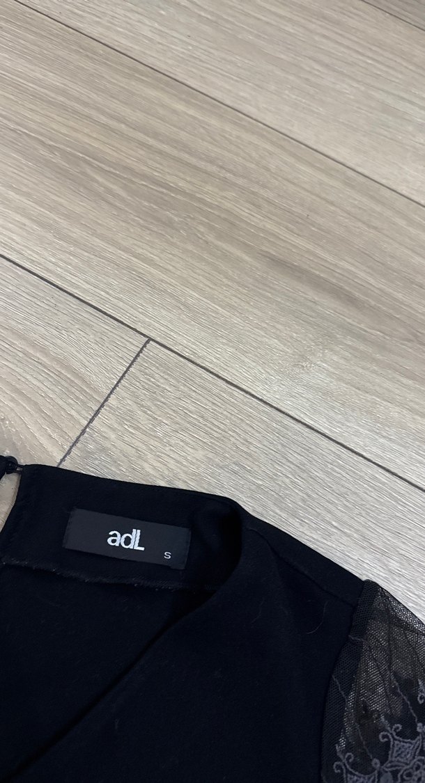 Adl marka Dantel Detaylı Siyah V Yaka Kısa Kollu Bluz - Görsel 4