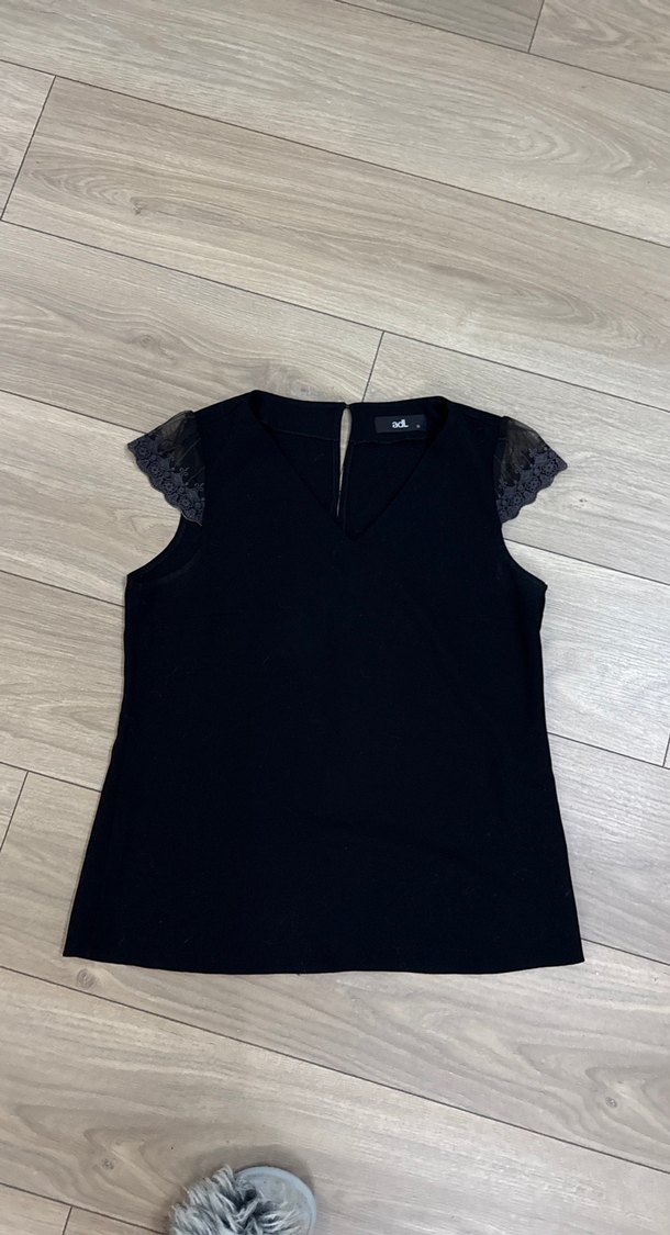 Adl marka Dantel Detaylı Siyah V Yaka Kısa Kollu Bluz - Görsel 5