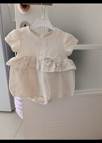 Kız Bebek Beyaz Fırfırlı Nakışlı tulum