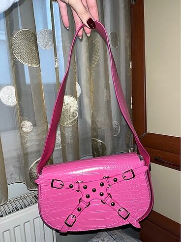 Pembe çanta