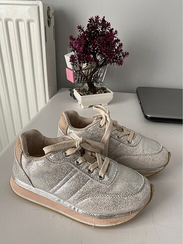Zara Girls Parlak spor ayakkabı