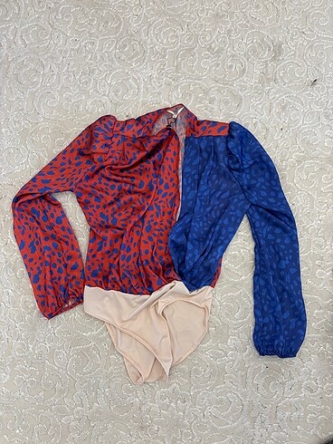Sateen kolları vatkalı bluz