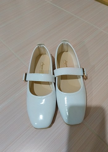 Kız Çocuk Beyaz Tokalı Düz Özel Ayakkabı - Görsel 2