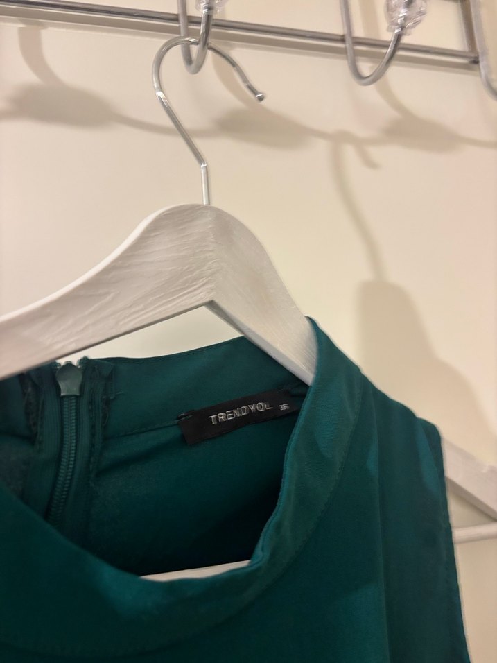 Kolsuz Yüksek Yakalı Yeşil Uzun Elbise - Görsel 2