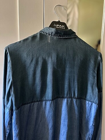26 Beden mavi Renk Bershka Jean görünümlü gömlek