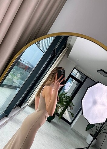 s Beden Açık Vizon Krep Kumaş Gül Broş Detaylı Kalem Elbise