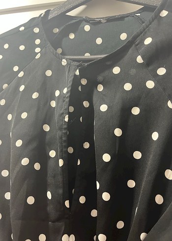 Stradivarius s beden Siyah Puantiyeli V Yakalı Kadın Gömlek - Görsel 2