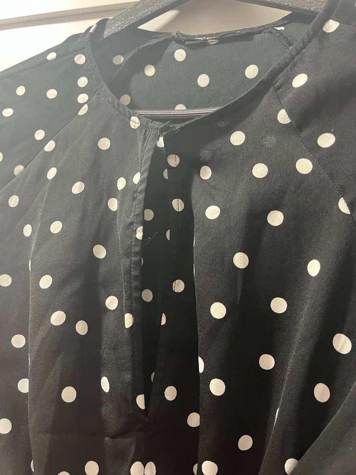 Stradivarius s beden Siyah Puantiyeli V Yakalı Kadın Gömlek - Görsel 2