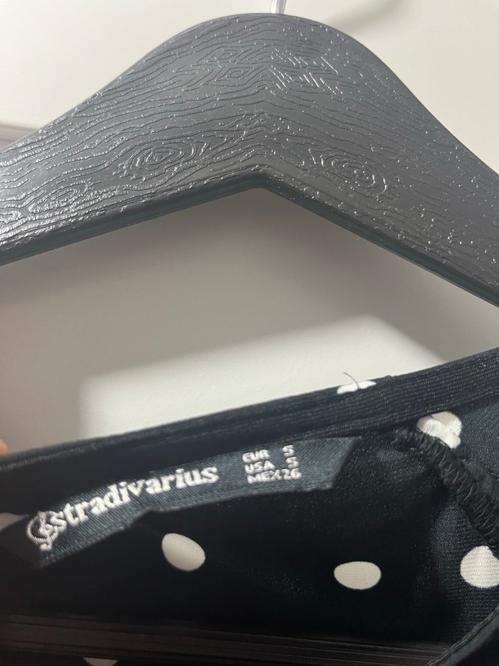 Stradivarius s beden Siyah Puantiyeli V Yakalı Kadın Gömlek - Görsel 3