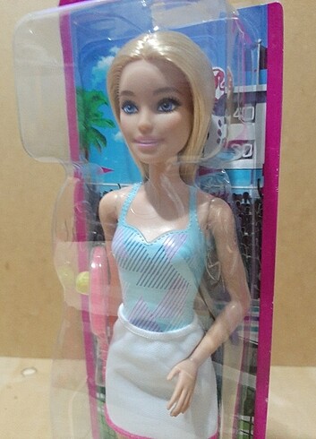 Barbie BARBİE SPORCU BEBEK + BARBİE YAZILI KALPLİ KOLYE