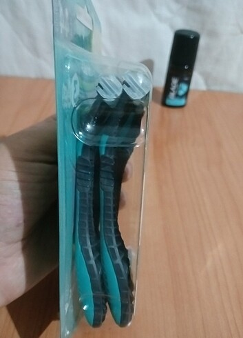 WİLKİNSON 4'LÜ TIRAŞ BIÇAĞI PAKETİ+ BLADE 50ml ROLL ON  - Görsel 4