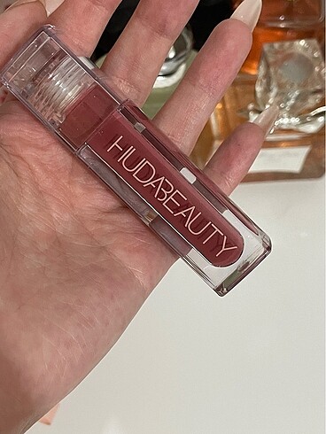 Huda Beauty huda beauty bombshell gloss