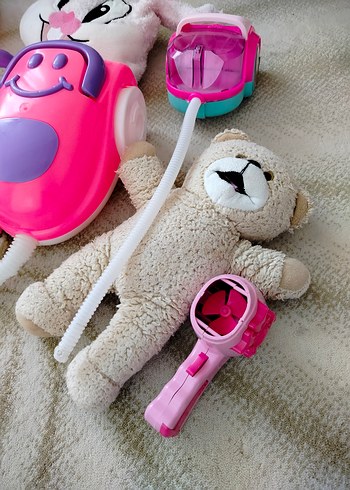 Renkli Pembe Oyuncak Temizlik Seti ve Peluş Oyuncaklar - Görsel 2