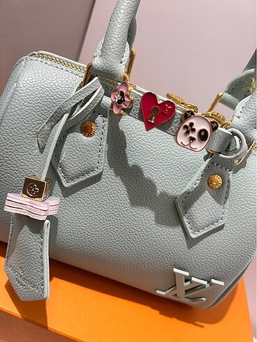Louis Vuitton LV su yeşili