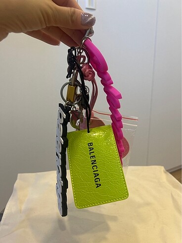  Beden Balenciaga çanta charmı