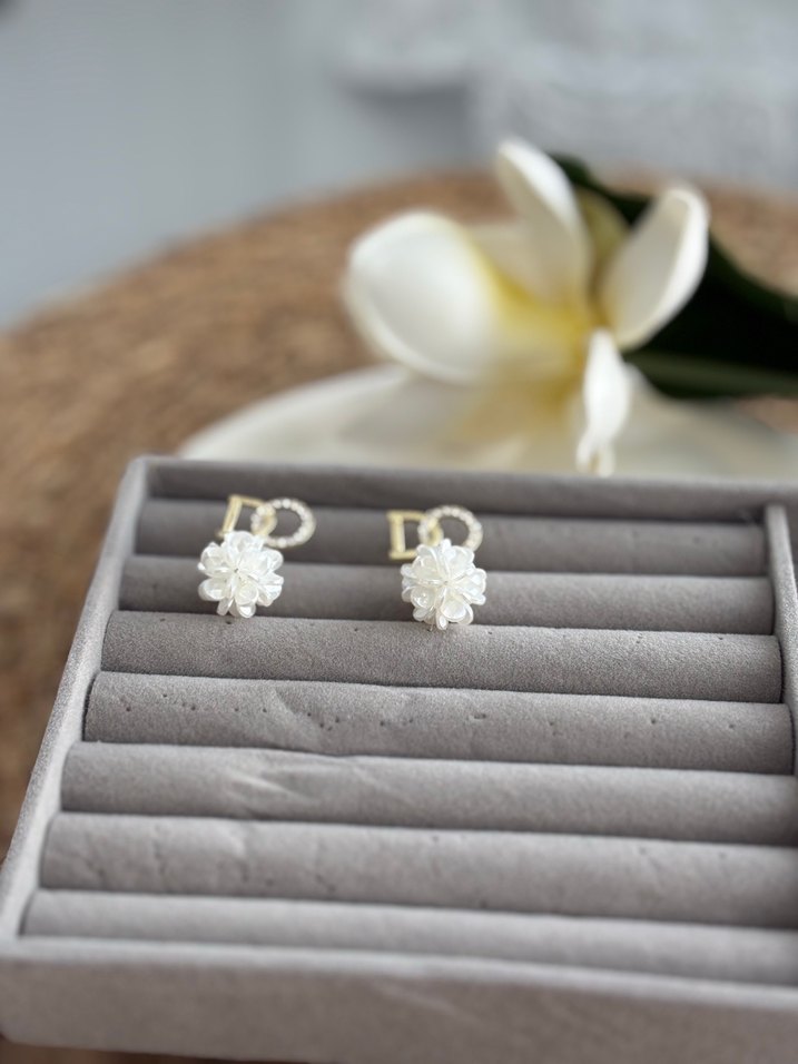 Beyaz Boncuklu Mini Çiçek Küpeler - Görsel 3