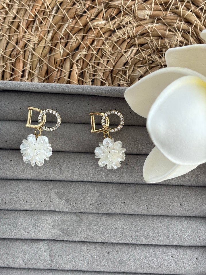 Beyaz Boncuklu Mini Çiçek Küpeler - Görsel 2