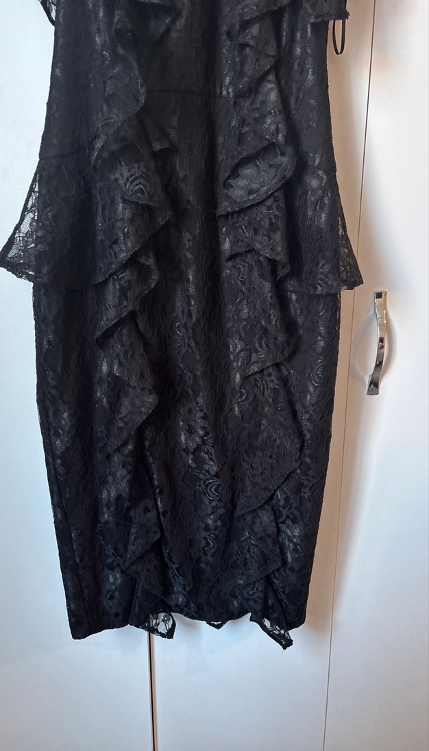 Siyah Dantel Fırfırlı Uzun Gösterişli Elbise - Görsel 3