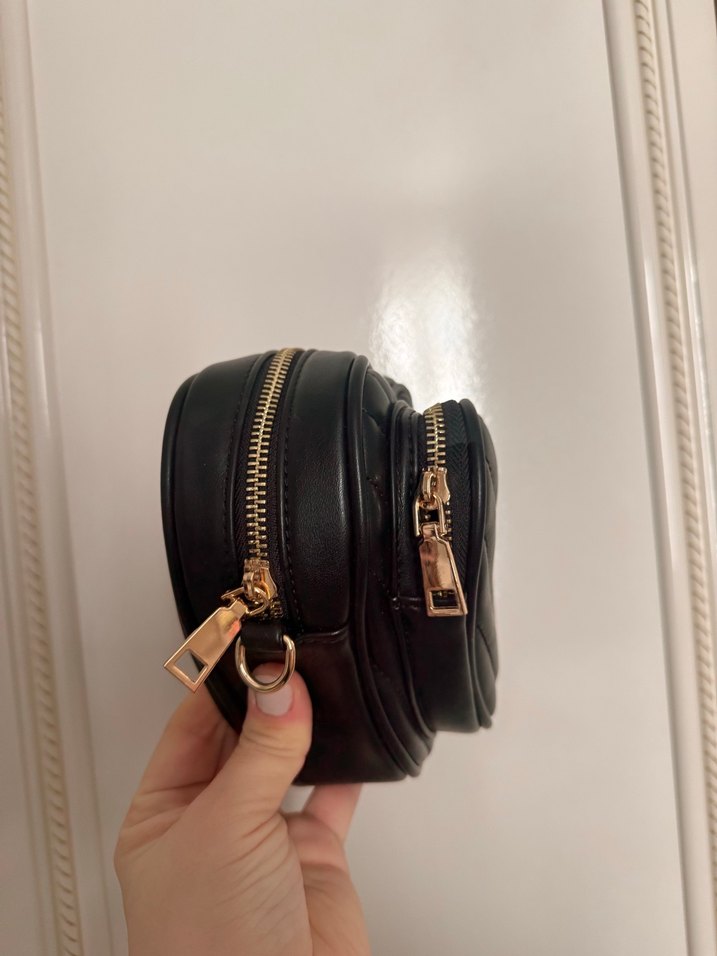 Derimod Siyah Deri Kalp Şeklinde Fermuarlı Çanta - Görsel 2