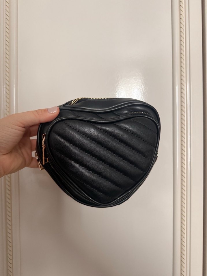 Derimod Siyah Deri Kalp Şeklinde Fermuarlı Çanta - Görsel 4